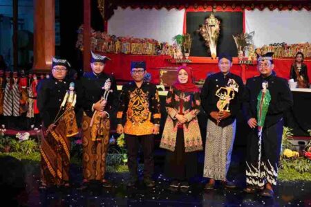 Wabup Dewi Mariya Ulfa Dorong Pelestarian Budaya Lewat Kolaborasi Wayang Krucil dan Wayang Tengul Foto BeritaJatim.com