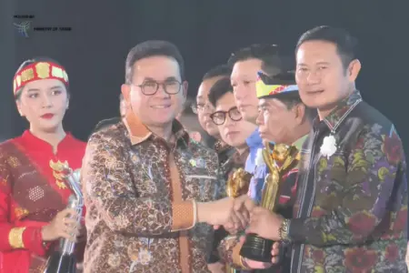 Bupati Lamongan Terima Penghargaan Primaniyarta 2025 Foto BeritaJatim.com