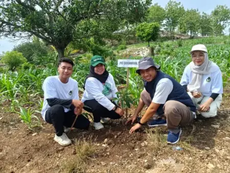 Jejak Lestari Rengel Tuban Tanam Pohon di Puncak Baswara Bersama Pemdes dan EMCL Foto BeritaJatim.com