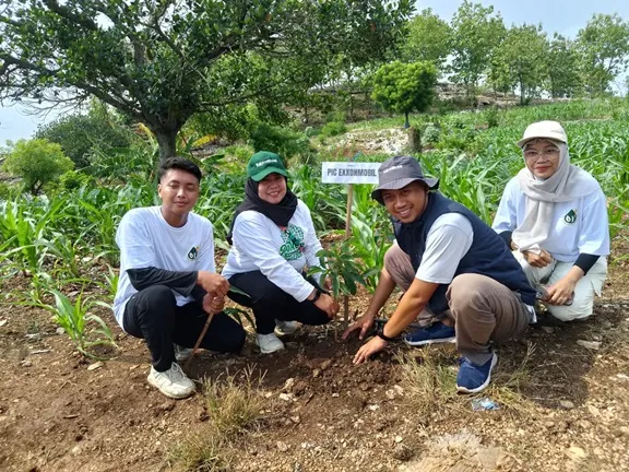 Jejak Lestari Rengel Tuban Tanam Pohon di Puncak Baswara Bersama Pemdes dan EMCL Foto BeritaJatim.com