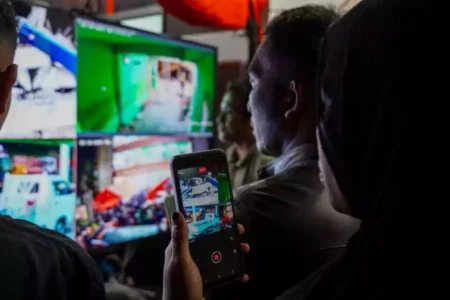 Pencarian Tengah Malam, Korban Meninggal ke-14 di Ponpes Al Khoziny Sidoarjo Ditemukan Foto BeritaJatim.com