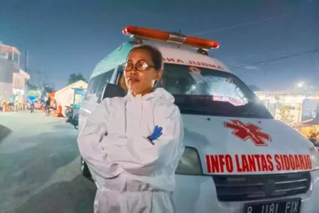 Inilah Sosok Perempuan Tangguh di Balik Kemudi Ambulans Tragedi Ponpes Al Khoziny Sidoarjo Foto BeritaJatim.com