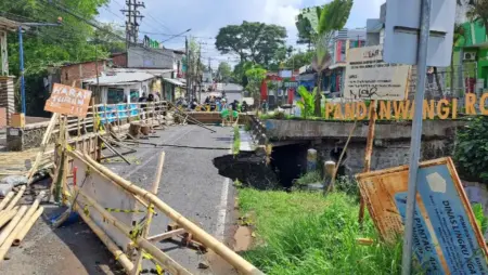 Jembatan Sonokembang Ambrol, Pemkot Malang Segera Pasang Jembatan Bailey Foto BeritaJatim.com
