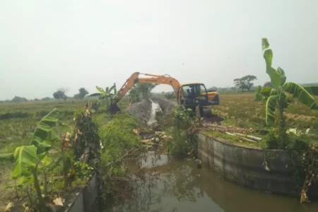 Antisipasi Musim Hujan, Pemkab Lamongan Kebut Pembenahan 68 Titik Drainase dan Sungai Foto BeritaJatim.com