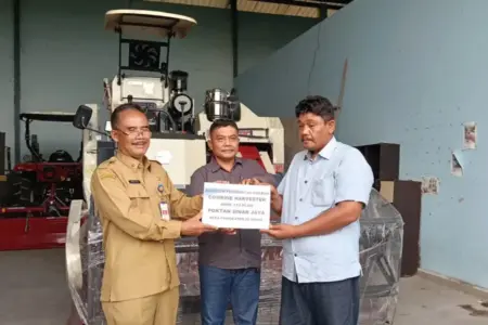 Dorong Efisiensi Pertanian, Pemkab Lamongan Salurkan Bantuan Alsintan ke Kelompok Tani Foto BeritaJatim.com