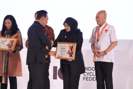 Raih Penghargaan PB ISSI, Menpora Apresiasi Konsistensi Banyuwangi Gelar Event Balap Sepeda Internasional Foto BeritaJatim.com