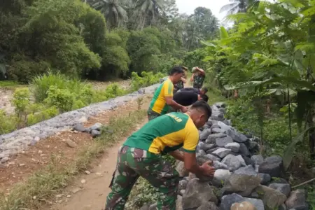 Satgas TMMD ke-126 Kebut Pemasangan Bronjong dan Pipanisasi di Desa Lebakharjo Malang Foto BeritaJatim.com