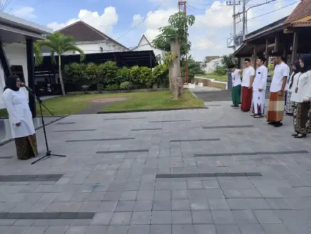 Peringati HSN, Bupati Ipuk Keluarkan Kebijakan ASN Banyuwangi Wajib Pakai Sarung dan Peci Foto BeritaJatim.com