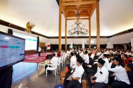 Berkunjung Ke Banyuwangi, Menteri sosial Bertemu Camat dan Kades untuk Bersama Sukseskan Digitalisasi Bansos Foto BeritaJatim.com