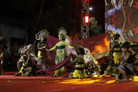 Ringin Contong Carnival Jombang, Puncak Perayaan Hari Jadi ke-115 dan Hari Santri Nasional 2025 Foto BeritaJatim.com