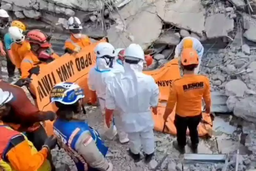 Kapolda Jatim Bentuk Tim Khusus Usut Tuntas Tragedi Ponpes Al Khoziny Sidoarjo Foto BeritaJatim.com