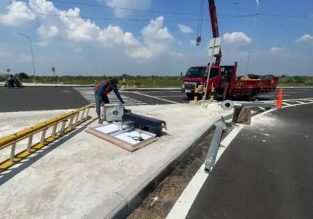 Tambahan APILL di Dua Titik JLU Lamongan Sudah Mulai Terpasang Foto BeritaJatim.com