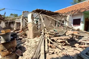 Tim Gabungan Serahkan Bantuan kepada Korban Gempa Pulau Sepudi Sumenep Foto BeritaJatim.com