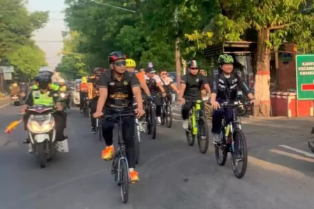 Kapolres Mojokerto Kota Gowes Menyapa Warga, Pererat Kedekatan Polri dan Masyarakat Foto BeritaJatim.com