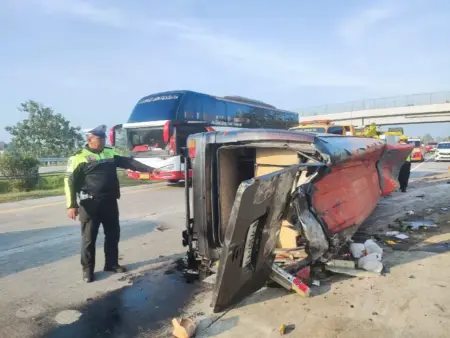 Elf Terguling di Tol Jombang–Mojokerto: 14 Penumpang Luka Ringan, 2 Lainnya Luka Berat Foto BeritaJatim.com
