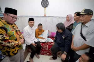 Gus Ipul Jenguk Santri Korban Ambruknya Ponpes Al-Khoziny, Pastikan Dukungan Penuh dari Pemerintah Foto BeritaJatim.com