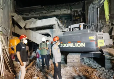 Proses Evakuasi Ponpes Al Khoziny Sidoarjo Masih Berlangsung, Pembersihan Puing Material Fokus Sisi Utara Foto BeritaJatim.com