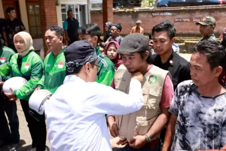 Serahkan Helm dan Jaket Ke Ojek, Mensos Apresiasi Program Banyuwangi Berbagi Foto BeritaJatim.com