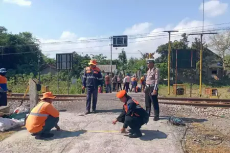 KA Ngebut Sampai 120 Km/Jam, Daop 7 Madiun Langsung ‘Sikat’ Perlintasan Liar di Blitar! Foto BeritaJatim.com