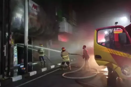 Kebakaran Hebat Landa Toko Grabah Mulya di Jalan Doho Kediri, Diduga Akibat Korsleting Listrik Foto BeritaJatim.com