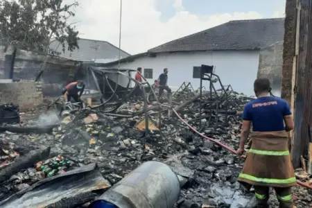 Kebakaran Lima Toko di Ketawang Larangan Sumenep, Kerugian Capai Rp1,5 Miliar Foto BeritaJatim.com