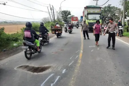Kecelakaan di Jalan Raya Cerme Gresik, Pengendara Motor Asal Tuban Meninggal Tabrak Truk Tronton Foto BeritaJatim.com