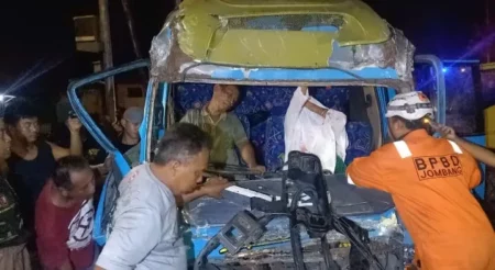 Kecelakaan Rombongan Pengajian di Jombang: 8 Orang Terluka, Evakuasi Korban Terjepit Dramatis Foto BeritaJatim.com