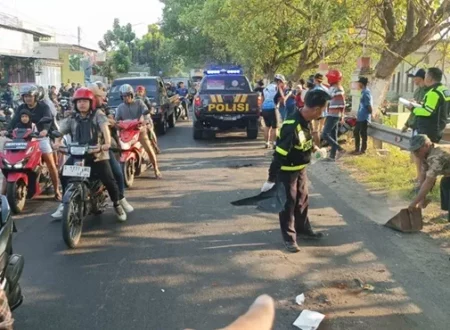 Tragedi Kecelakaan Lalu Lintas di Jombang, Pengendara Sepeda Motor Tewas Tabrak Truk Tronton Foto BeritaJatim.com
