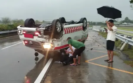 Ambulans Terbalik di Tol Jombang-Mojokerto, Lima Korban Luka-luka Foto BeritaJatim.com