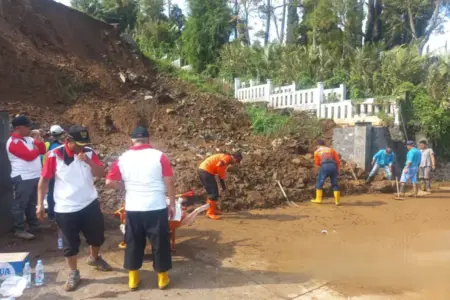 Tanah Longsor di Pacet Mojokerto Tutup Jalan Raya Claket, Lalu Lintas Sempat Tersendat Foto BeritaJatim.com