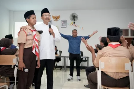 Mensos Gus Ipul Disambut Puisi dan Pidato Bahasa Inggris Siswa Sekolah Rakyat Mojokerto Foto BeritaJatim.com
