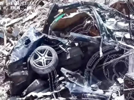 Mobil Mercy Ditemukan Hancur dalam Reruntuhan Ponpes Al Khoziny Sidoarjo Foto BeritaJatim.com