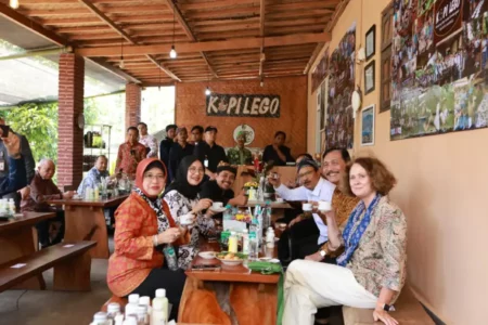 Mensos Gus Ipul dan Luhut Tinjau Digitalisasi Bansos, Singgah Nikmati Kopi Gombengsari Banyuwangi Foto BeritaJatim.com