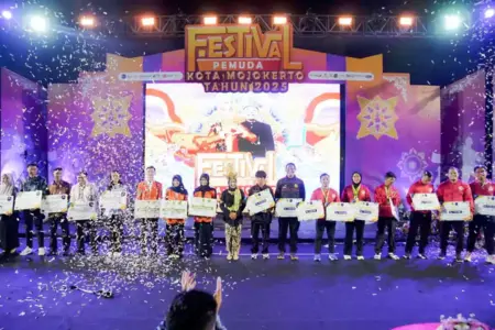 Ning Ita Serahkan Beasiswa dan Bonus Atlet di Puncak Festival Pemuda 2025 Kota Mojokerto Foto BeritaJatim.com