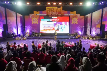Ning Ita Ajak Pemuda Mojokerto Warisi Semangat Majapahit di Puncak Peringatan Sumpah Pemuda Foto BeritaJatim.com