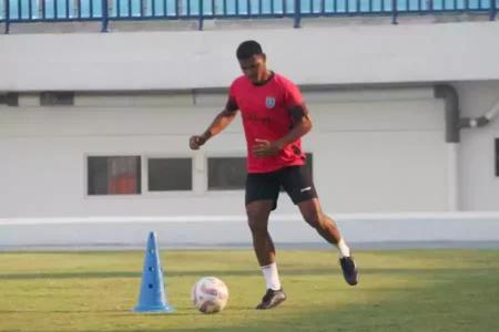 Pemain Pilar Absen, Aji Santoso Siapkan Alternatif saat Persela Jamu Persipura Foto BeritaJatim.com