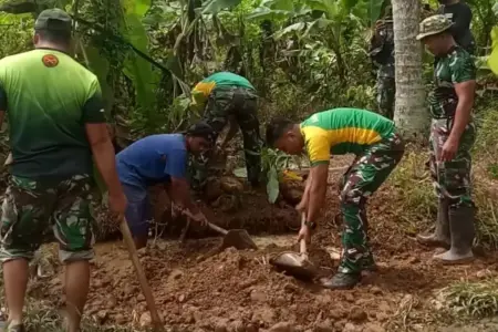 Satgas TMMD 126 Percepat Pemasangan Pipa Air Bersih di Desa Lebakharjo Malang Foto BeritaJatim.com