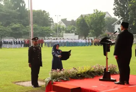 Bupati Jombang Serahkan Penghargaan kepada 14 Pemuda Pelopor Foto BeritaJatim.com