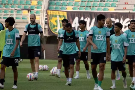 Eduardo Perez Matangkan Persebaya Hadapi Persija: Kami Fokus Menang dengan Cara Terbaik Foto BeritaJatim.com