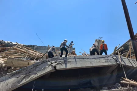 BNPB Sebut Insiden Ponpes Al Khoziny Bencana Terbesar 2025, Korban Terbanyak Foto BeritaJatim.com