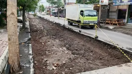 Rehabilitasi Jalan MT Haryono Bondowoso Tingkatkan Mobilitas dan Ekonomi Lewat DBHCHT Foto BeritaJatim.com