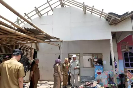 Puting Beliung Terjang 32 Rumah di Lumajang, Bupati Indah Dirikan Posko Darurat untuk Warga Foto BeritaJatim.com