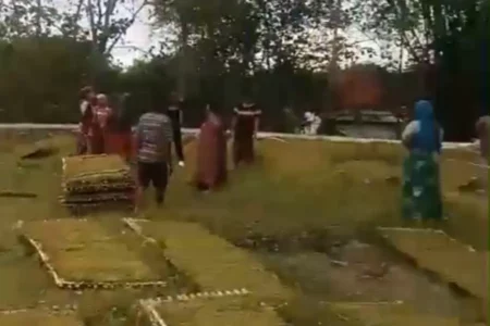 Hujan Tak Menentu, Petani Tembakau Sampang Gotong Royong Selamatkan Rajangan Foto BeritaJatim.com
