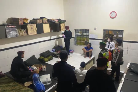 Lapas Tuban Gelar Razia Gabungan Bersama TNI-Polri, Pastikan Blok Hunian Bebas Barang Terlarang Foto BeritaJatim.com
