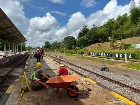 Jelang Libur Nataru, PT KAI Daop 9 Perbaiki Ulang Stasiun Bernuansa Khas Suku Osing Foto BeritaJatim.com