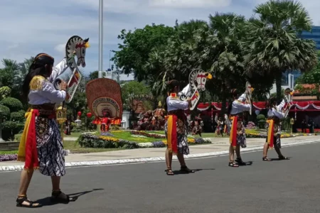 Reog Ponorogo Jadi Mahkota Perayaan Hari Jadi ke-80 Jawa Timur di Grahadi Foto BeritaJatim.com