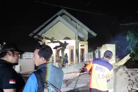 Angin Kencang Terjang Trowulan Mojokerto, Sejumlah Rumah Rusak dan Pohon Tumbang Foto BeritaJatim.com