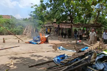 Aparat Bongkar Arena Judi Sabung Ayam di Desa Setren Magetan Foto BeritaJatim.com