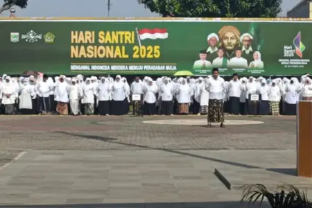 Santri Padati Pendopo Kabupaten Malang, Teguhkan Komitmen Jaga Kiai, Pesantren, dan Negeri di HSN 2025 Foto BeritaJatim.com
