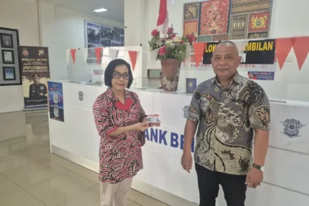 Petugas Satpas Colombo Surabaya Kenakan Batik di Hari Batik Nasional 2025 Foto BeritaJatim.com